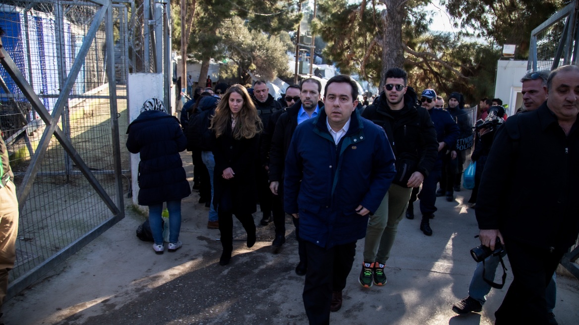 Μηταράκης στην Κω: Κλειστές δομές για να περιοριστούν οι ροές