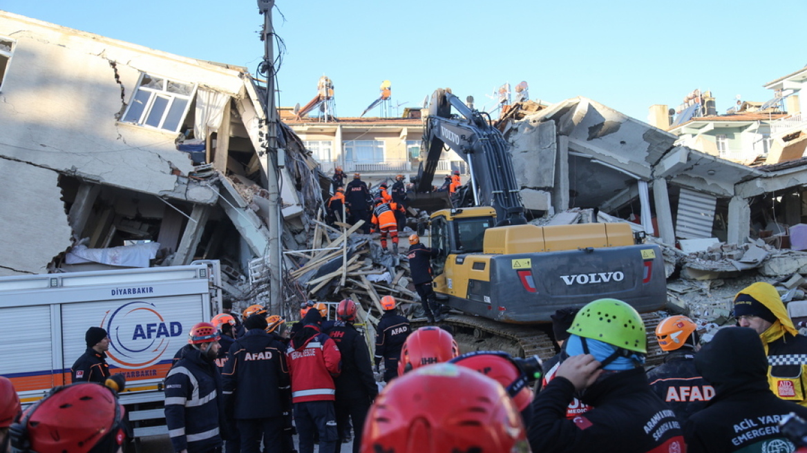 Σεισμός 6,8 Ρίχτερ στην Τουρκία: Συγκλονιστικές εικόνες από τη διάσωση ανθρώπων στα ερείπια