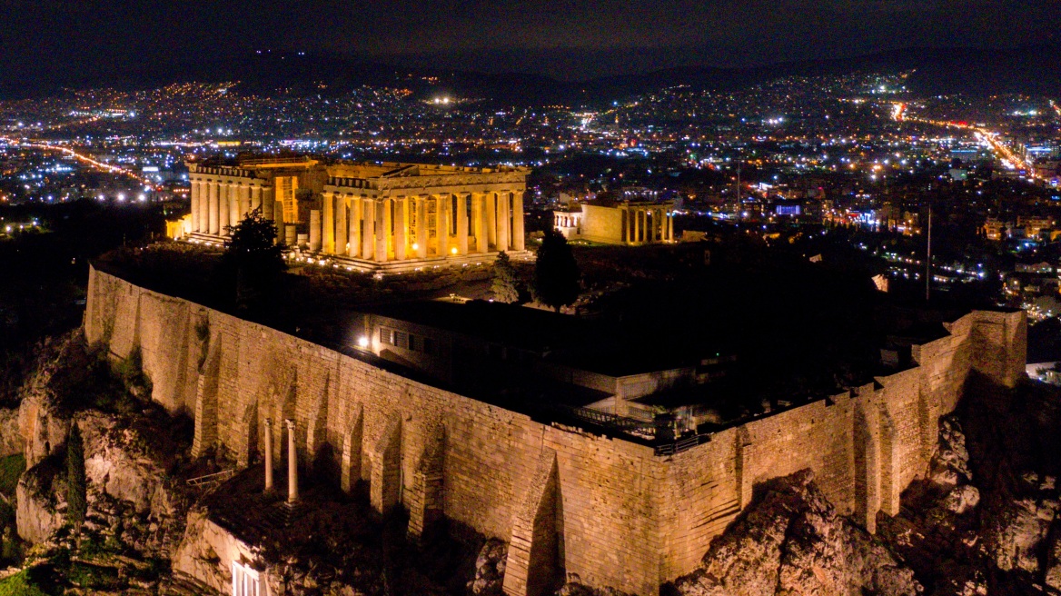 Διπλή ψήφος εμπιστοσύνης στην ελληνική οικονομία από Fitch και Κομισιόν