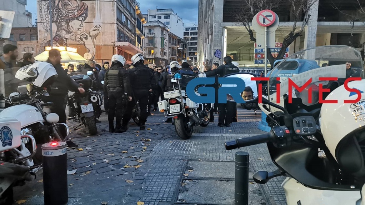 Θεσσαλονίκη: Επιθέσεις στα γραφεία Καλαφάτη και Ράπτη - «Κάτω τα χέρια από τον ΠΑΟΚ»