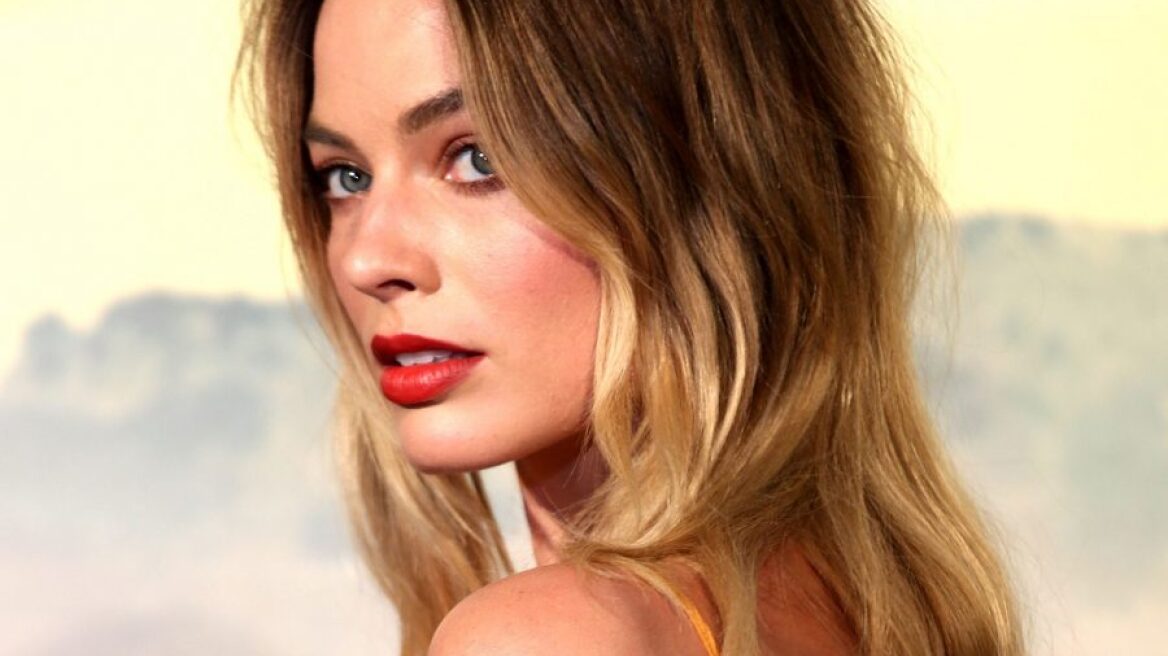 H Margot Robbie βρήκε το πιο κομψό και διαχρονικό παλτό στη Mango