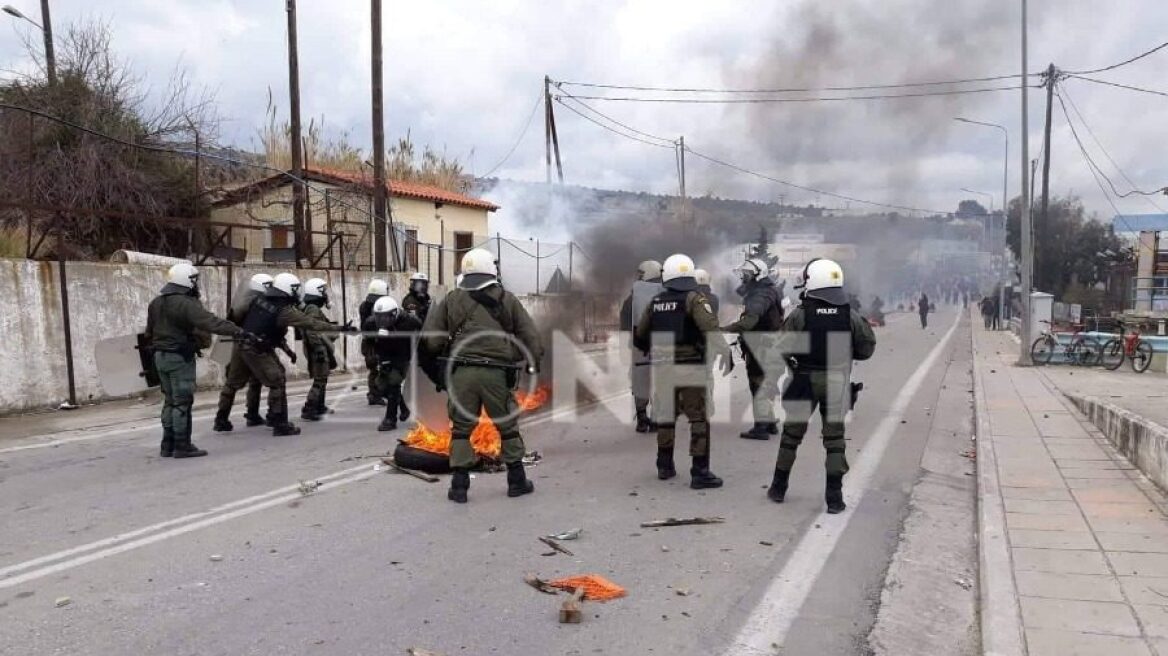 Επεισόδια στη Μόρια: Φωτιές άναψαν οι διαδηλωτες - Ρίψη χημικών από την αστυνομία