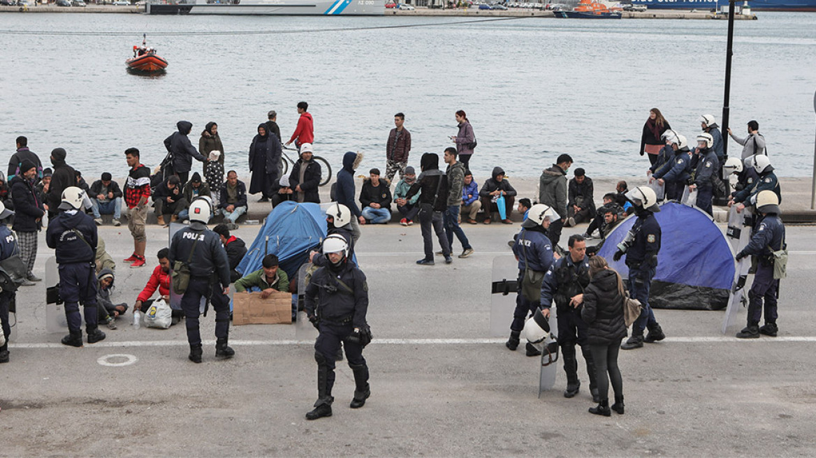 Μεταναστευτικό: Έκρυθμη η κατάσταση στη Λέσβο - Νέα διαδήλωση αιτούντων άσυλο στο λιμάνι