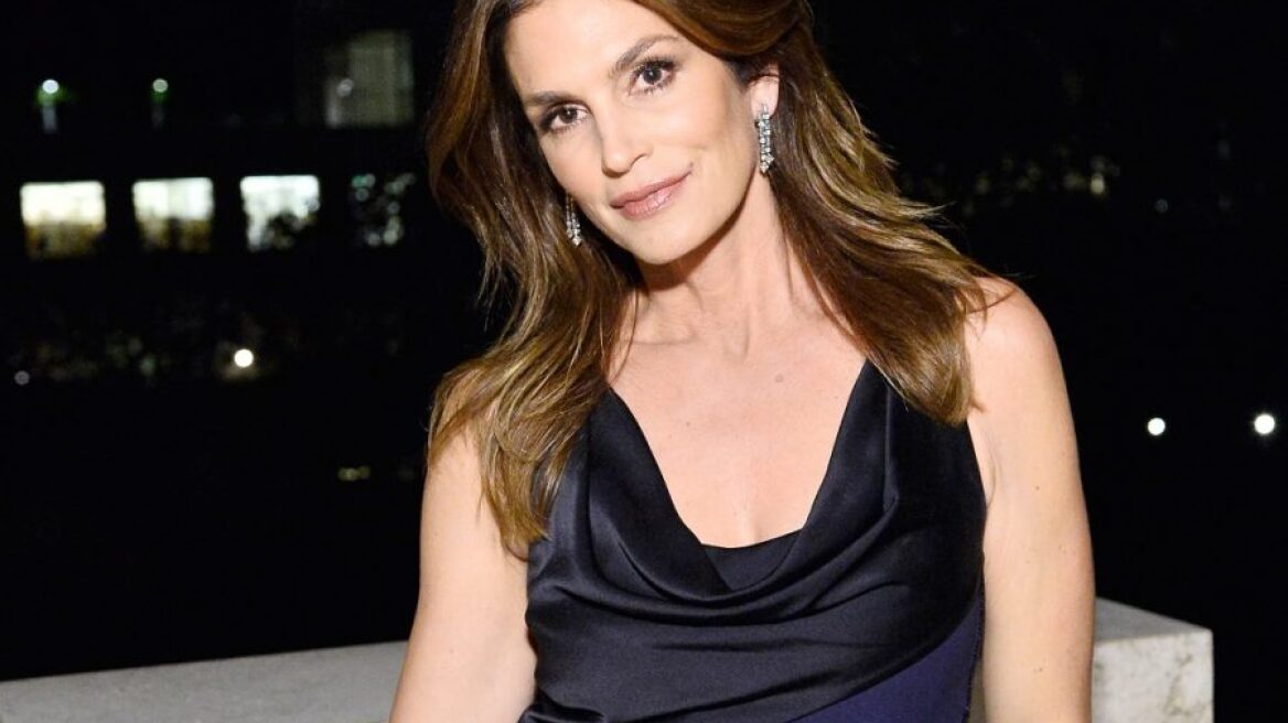 Τα διαχρονικό κομμάτι στο οποίο ποντάρει η Cindy Crawford