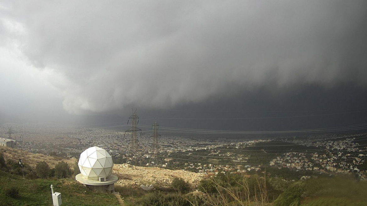 Καιρός: Με καταιγίδα-εξπρές ξεκίνησε η κακοκαιρία στην Αττική - Δείτε βίντεο