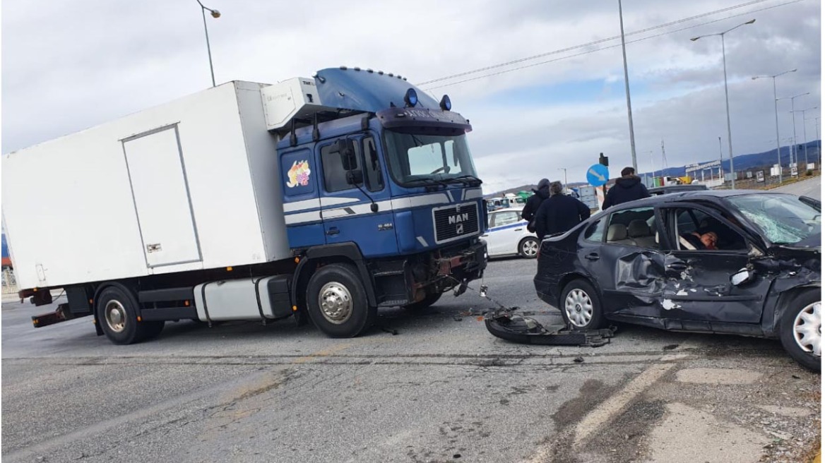 Τρίκαλα: Νταλίκα παρέσυρε ΙΧ - Σοβαρά τραυματίας η οδηγός του αυτοκινήτου