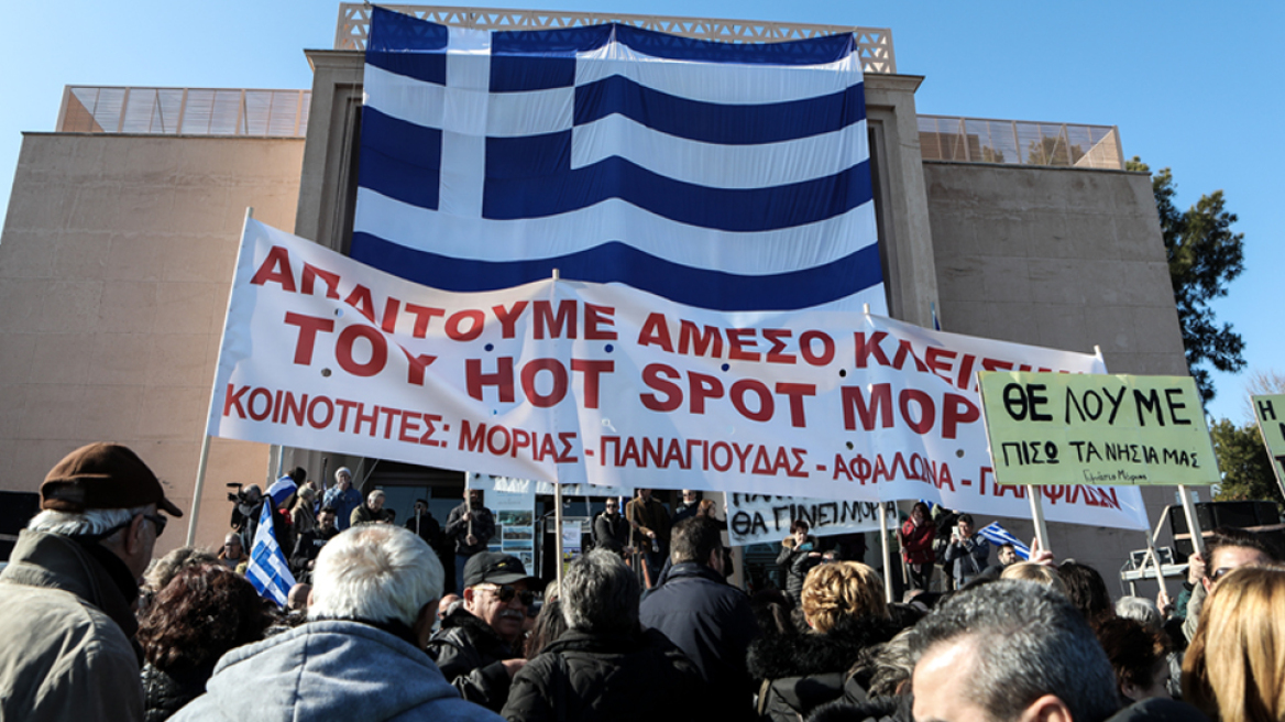 Δήμαρχοι νησιών στον ΘΕΜΑ 104,6 για τις κλειστές δομές: Αποσυμφόρηση, όχι πάκτωση ανθρώπων