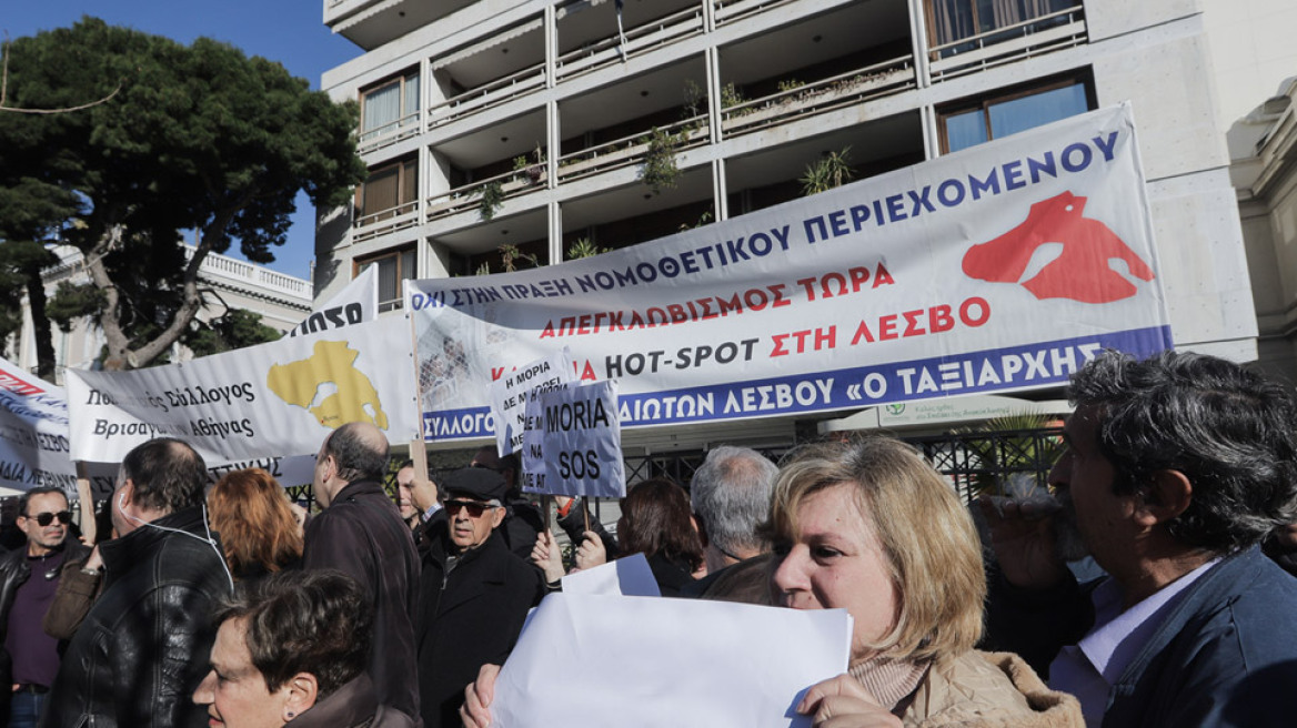 Μεταναστευτικό: Συγκέντρωση νησιωτών στην Αθήνα - «Εξω οι φασίστες», φώναξαν σε Κασιδιάρη και Λαγό