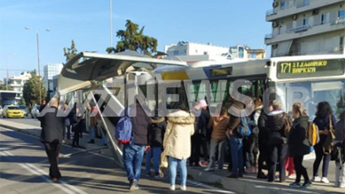 Πανικός στη Γλυφάδα: Λεωφορείο έπεσε σε στάση 