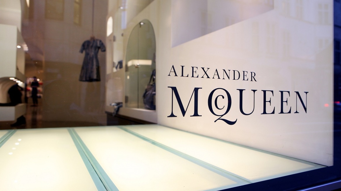 Ο οίκος Alexander McQueen χαρίζει παλιά υφάσματά του σε φοιτητές