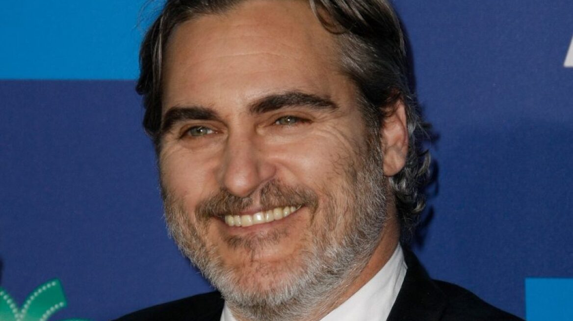 Ο Joaquin Phoenix σώζει αγελάδα και νεογέννητο μοσχάρι από σφαγείο - Δείτε το viral βίντεο