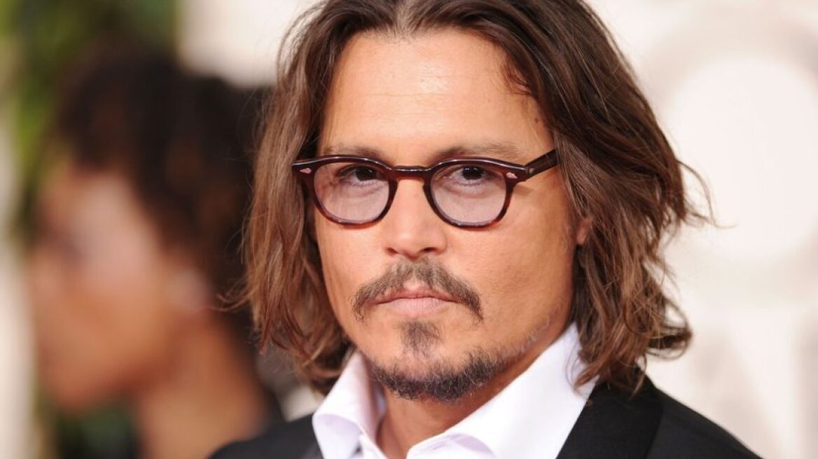 Johnny Depp: Η επική πόζα στην παγκόσμια πρεμιέρα της ταινίας Minamata στο Βερολίνο