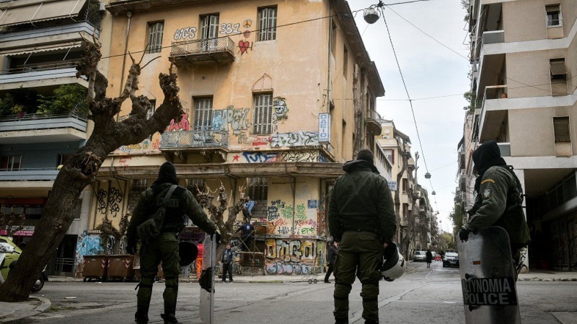 Εξάρχεια: Τέσσερις συλλήψεις σε αστυνομική επιχείρηση σε κατάληψη