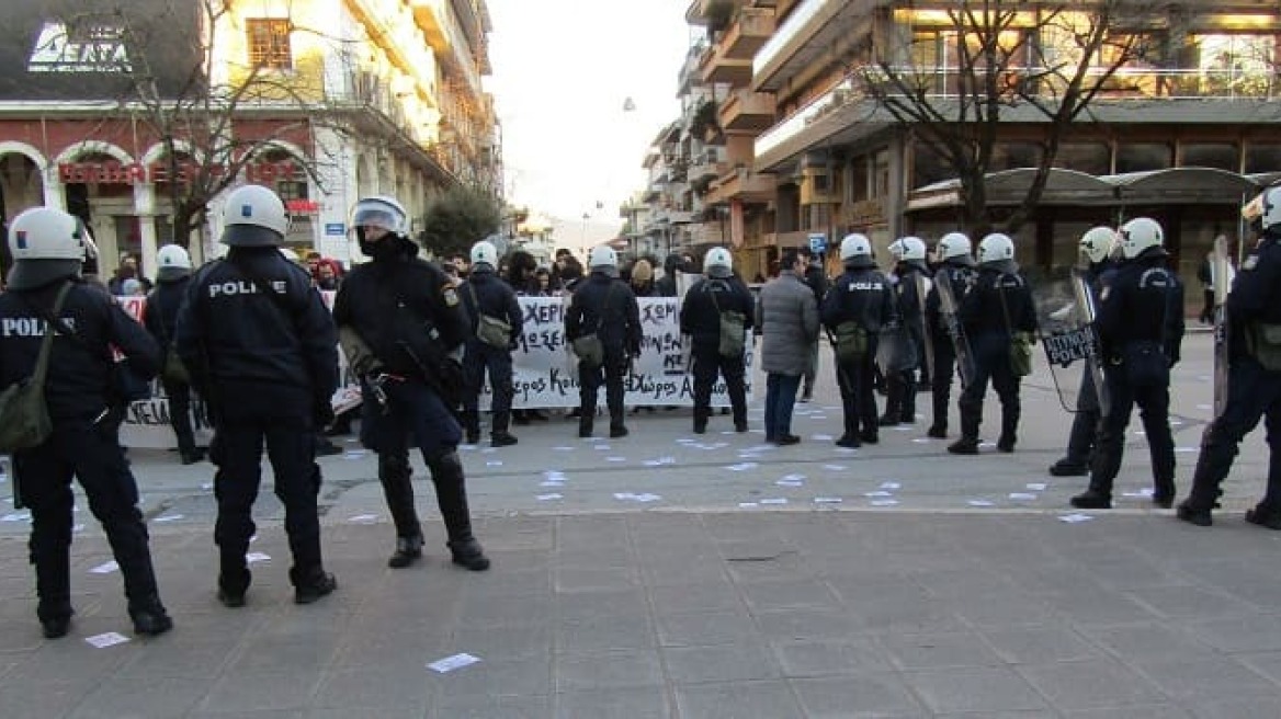 Πορεία διαμαρτυρίας στα Ιωάννινα την ώρα της εκδήλωσης του κινήματος «Αφήστε με να ζήσω» 