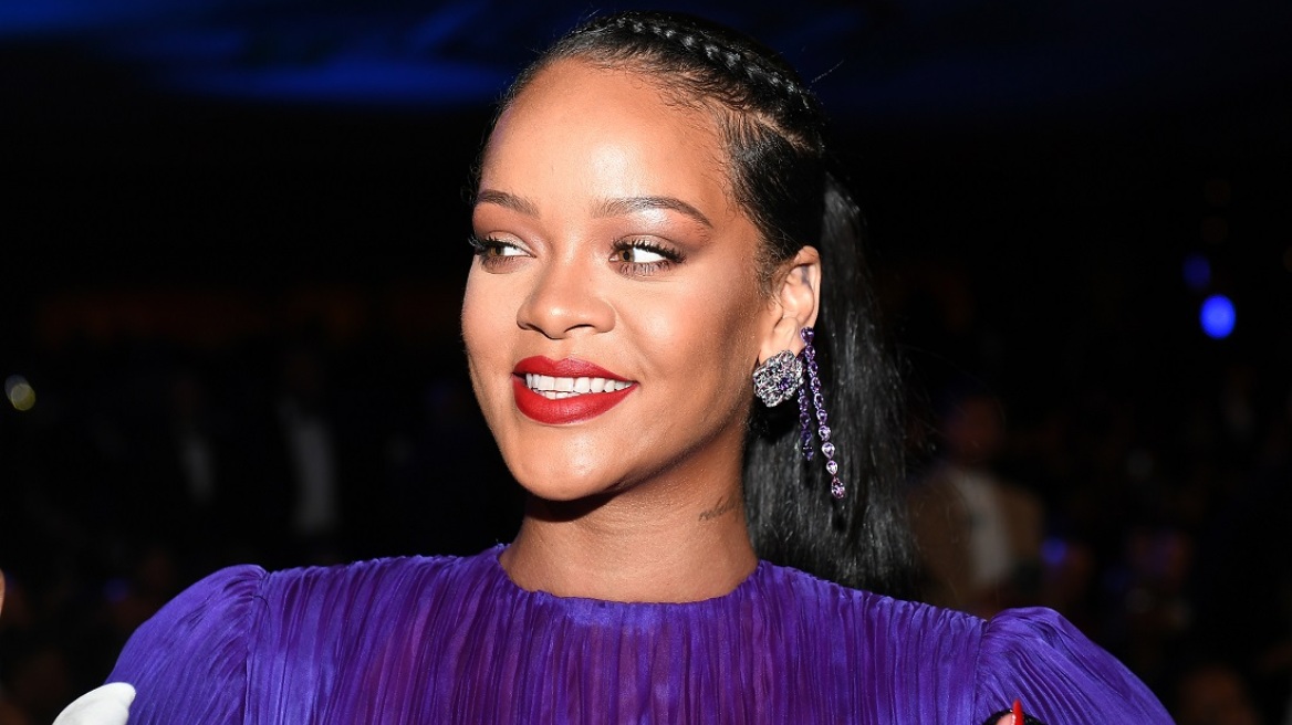 Η glam εμφάνιση της Rihanna με μοβ Givenchy φόρεμα στα NAACP Image Awards 2020