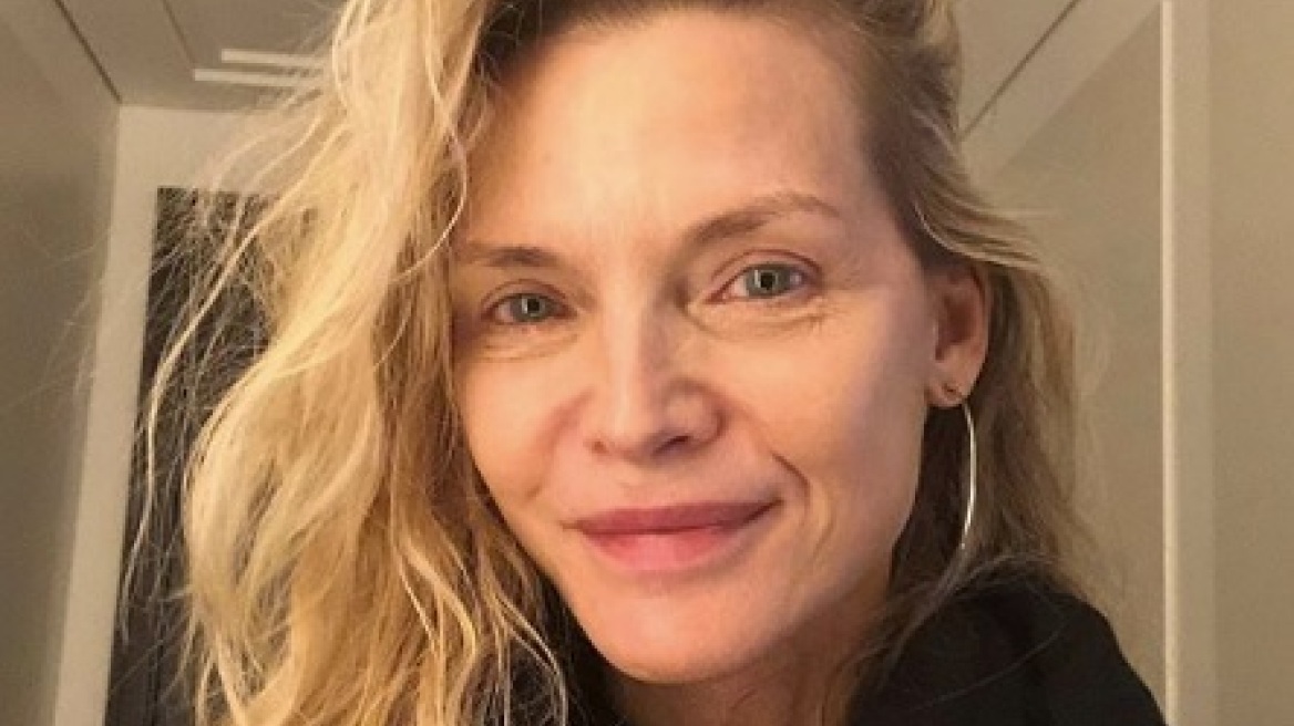 Η Michelle Pfeiffer έβγαλε το γύψο από το χέρι της και το γιόρτασε με έναν ριψοκίνδυνο τρόπο