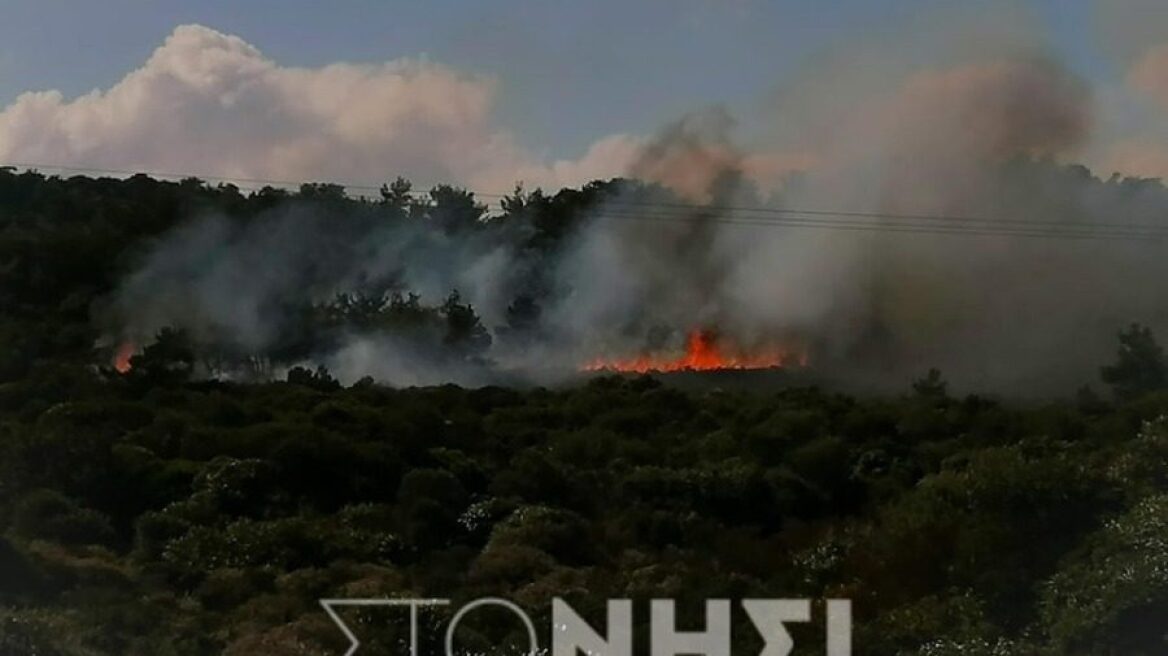 Μεταναστευτικό: Φωτιά στην Καράβα Μυτιλήνης από τη ρίψη δακρυγόνων