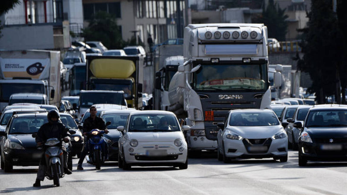 Κίνηση: Καλύτερη η εικόνα στην Αθηνών - Λαμίας μετά τη φωτιά σε ΙΧ - Πού υπάρχει τώρα μποτιλιάρισμα 