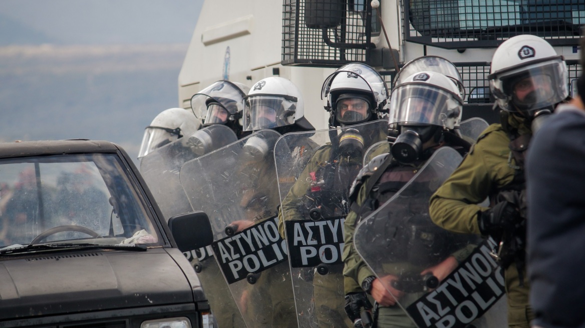 Πέτσας: Αποσύρονται από Χίο και Λέσβο οι δυνάμεις των ΜΑΤ που πήγαν για ενίσχυση