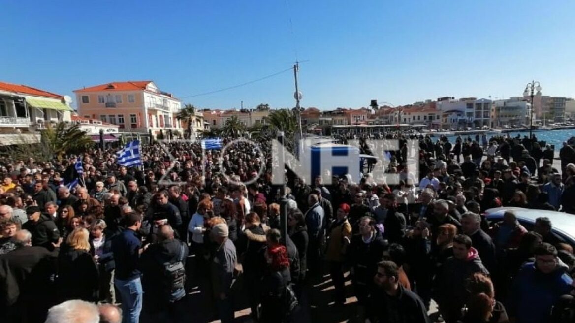 Μεταναστευτικό: Στους δρόμους ο κόσμος στη Λέσβο - Έπεσαν χημικά στο Διαβολόρεμα