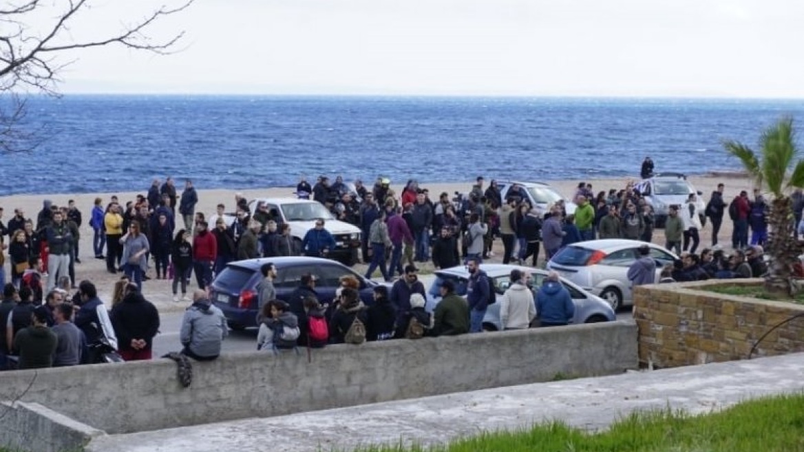 Μεταναστευτικό: Χαμός στη Χίο - Κάτοικοι «μπούκαραν» σε ξενοδοχείο που μένουν αστυνομικοί - Εννέα τραυματίες