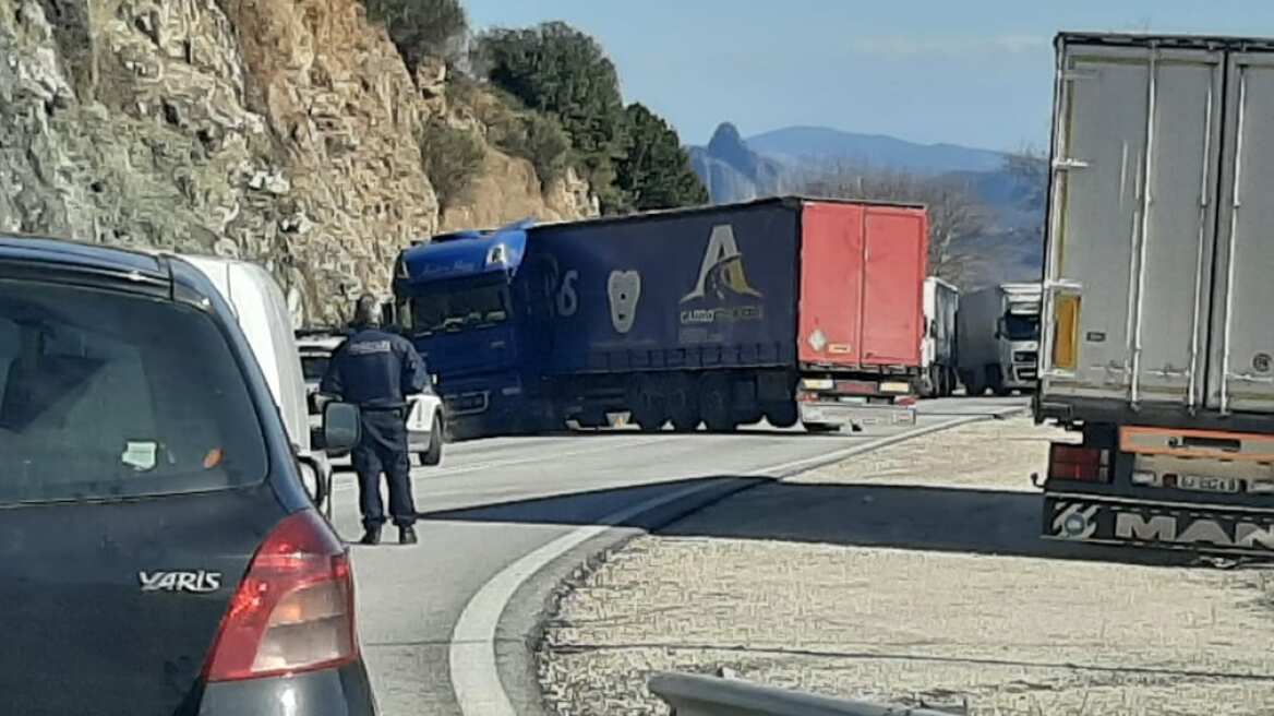 Εκτροπή νταλίκας στην Τρικάλων-Ιωαννίνων, έξω από την Καλαμπάκα