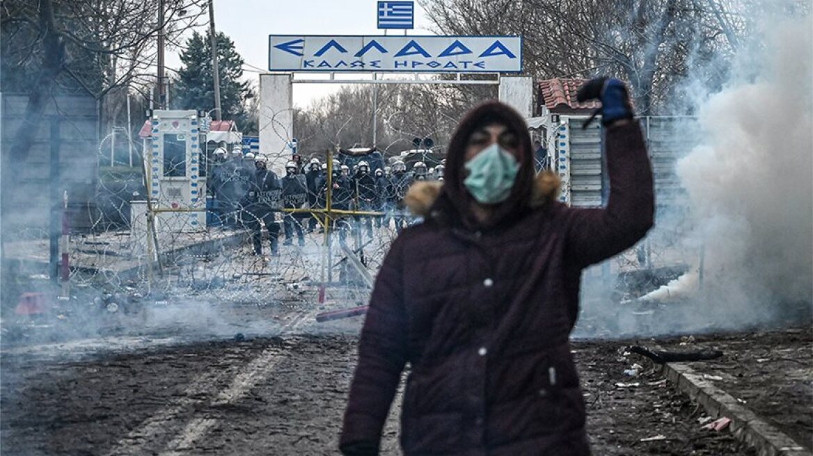 Έβρος: Τεντώνει το σxοινί η Τουρκία - Μοιράζει δακρυγόνα στους μετανάστες