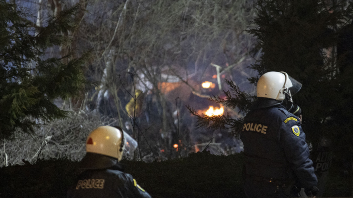 Έβρος: Οργανωμένες ομάδες μεταναστών εκσφενδόνιζαν δακρυγόνα, πέτρες και απειλές ότι θα σκοτώσουν