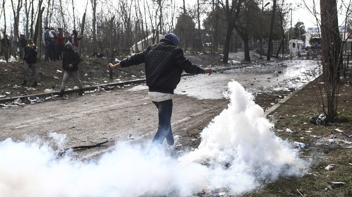 Έβρος: Νέος γύρος επεισοδίων - Μετανάστες πετούν πέτρες και καδρόνια στους αστυνομικούς - Δείτε βίντεο