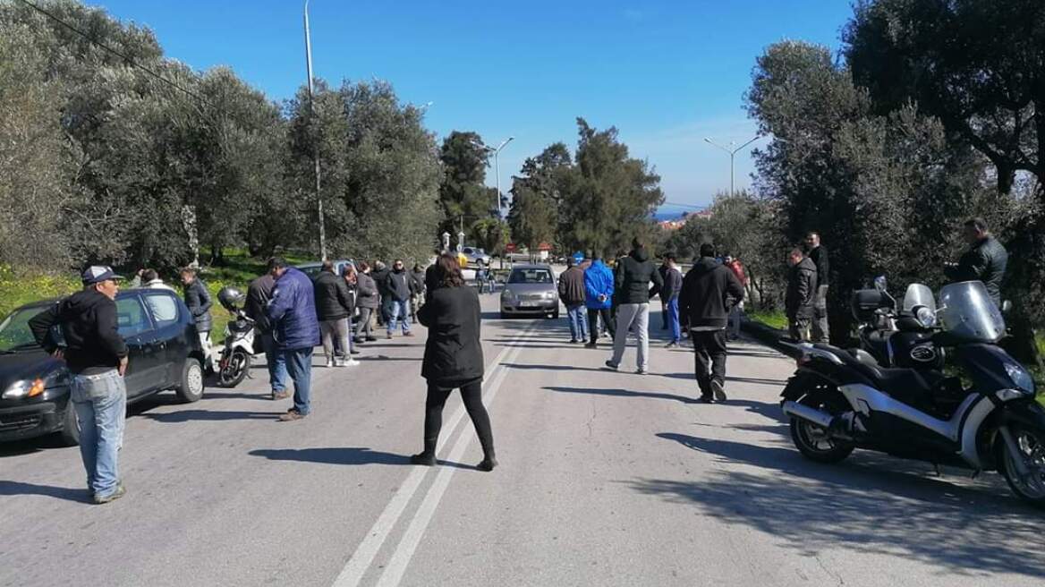 Μεταναστευτικό: Μπλόκο στα λεωφορεία με τους μετανάστες από τους κατοίκους της Λέσβου