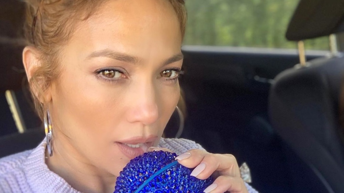 Πιο σέξι από ποτέ: Η Jennifer Lopez ξαναφόρεσε το εμβληματικό Versace jungle φόρεμα, αλλιώς