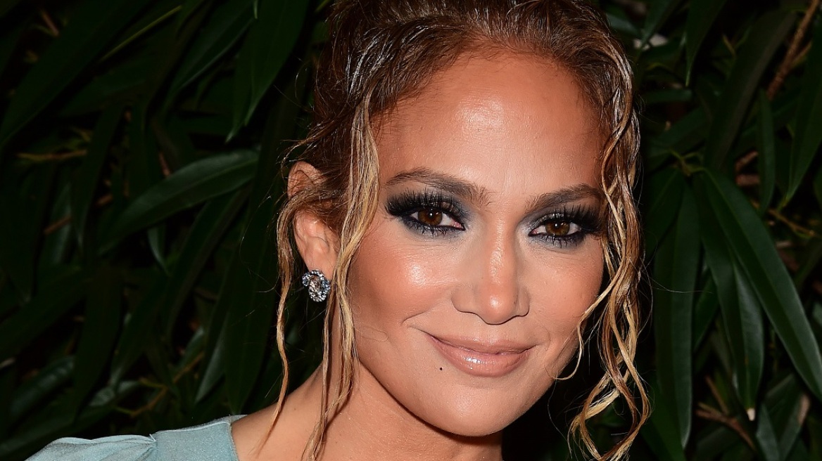 Η Jennifer Lopez υποδέχτηκε την άνοιξη με μανικιούρ και μακιγιάζ ματιών στο χρώμα της λεβάντας