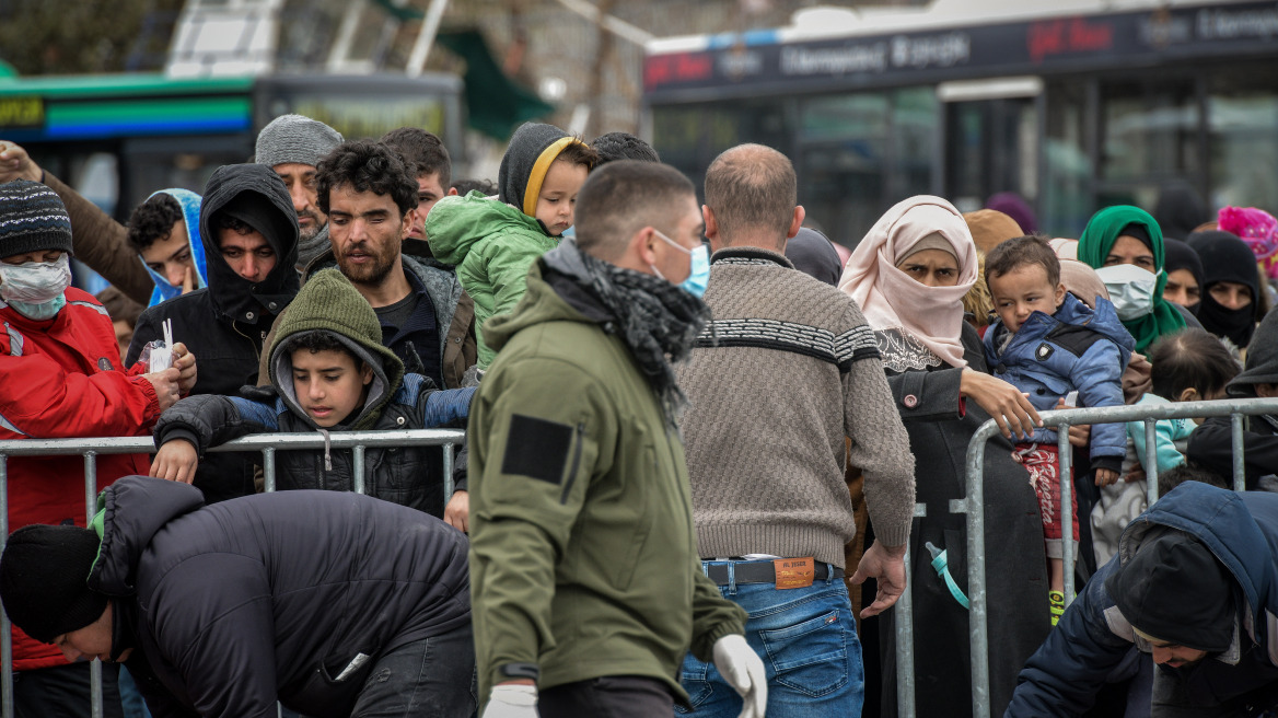 Μυτιλήνη: Στο αρματαγωγό του Πολεμικού Ναυτικού μεταφέρθηκαν οι πρώτοι μετανάστες