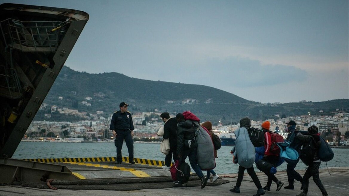 Μεταναστευτικό: Στο αρματαγωγό «Ρόδος» 80 πρόσφυγες και μετανάστες από το λιμάνι της Μυτιλήνης