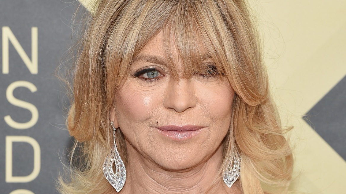 Η Goldie Hawn μας ξεναγεί στο υπέροχο σπίτι της χορεύοντας ασταμάτητα