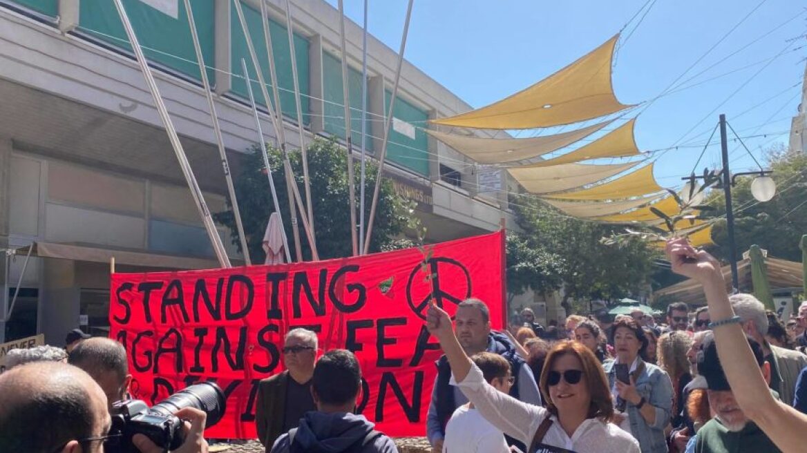 Κορωνοϊός - Κύπρος: Διαδηλώσεις για το κλείσιμο των οδοφραγμάτων