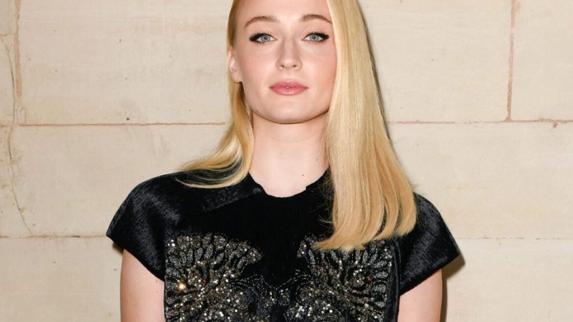 H Sophie Turner θα μετανιώνει για πάντα που φόρεσε αυτό το Louis Vuitton σύνολο