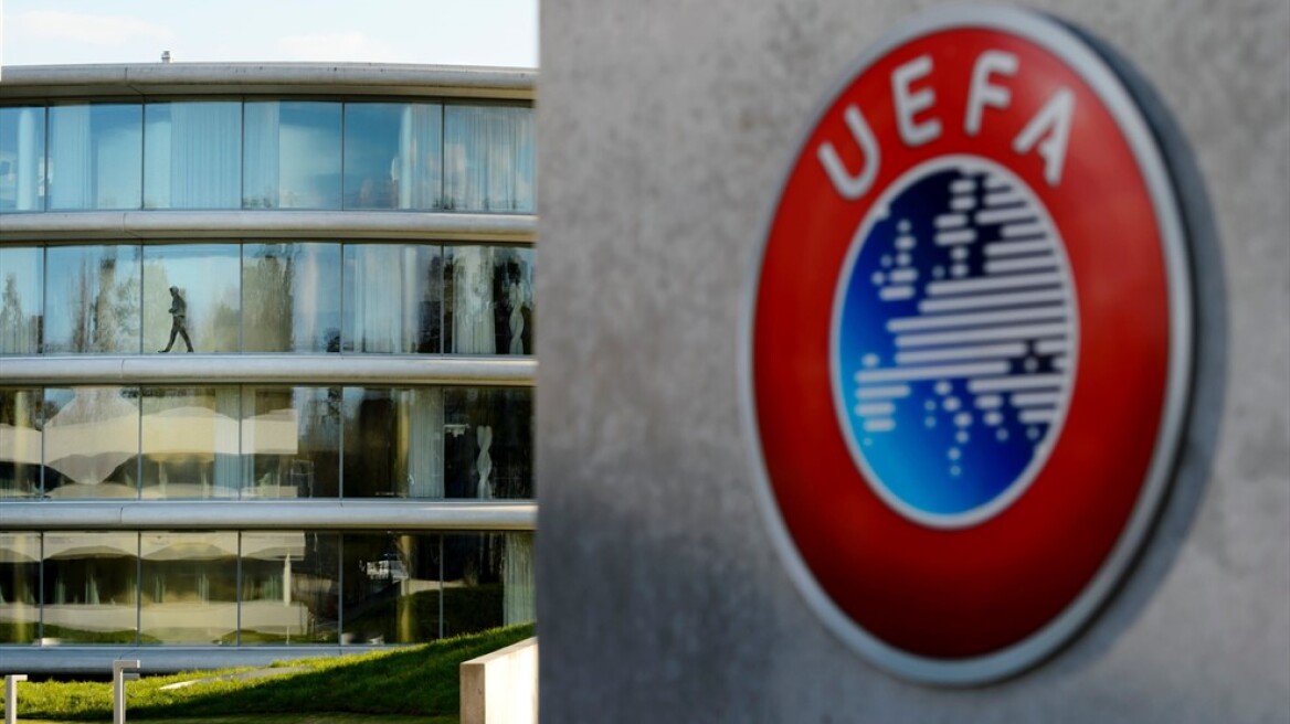 Κορωνοϊός: Η UEFA απαγορεύει τις χειραψίες μεταξύ παικτών και διαιτητών