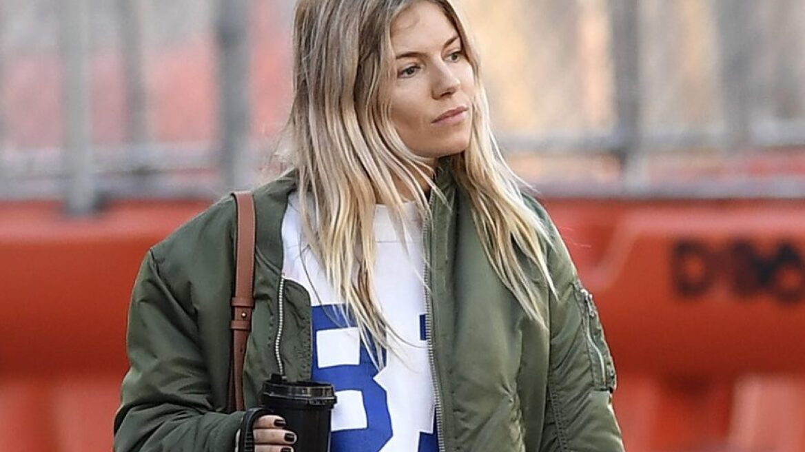 H Sienna Miller δεν αποχωρίζεται τη νέα balloon bag της Loewe