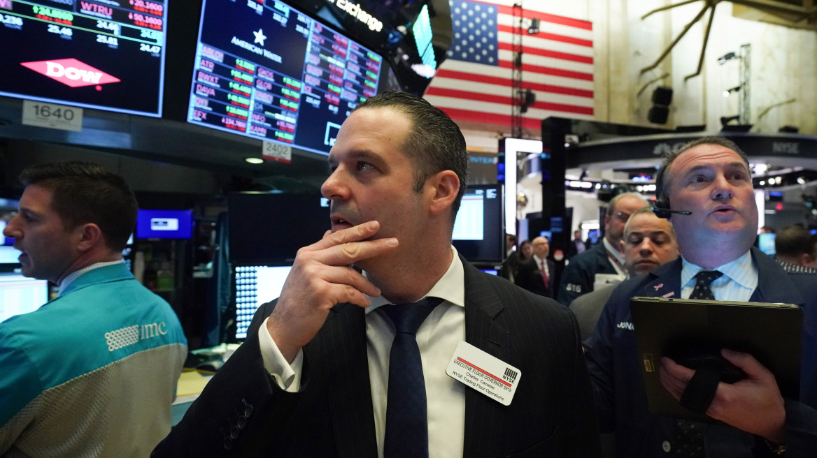 Wall Street: «Βουτιά» 457 μονάδων έκανε ο Dow Jones