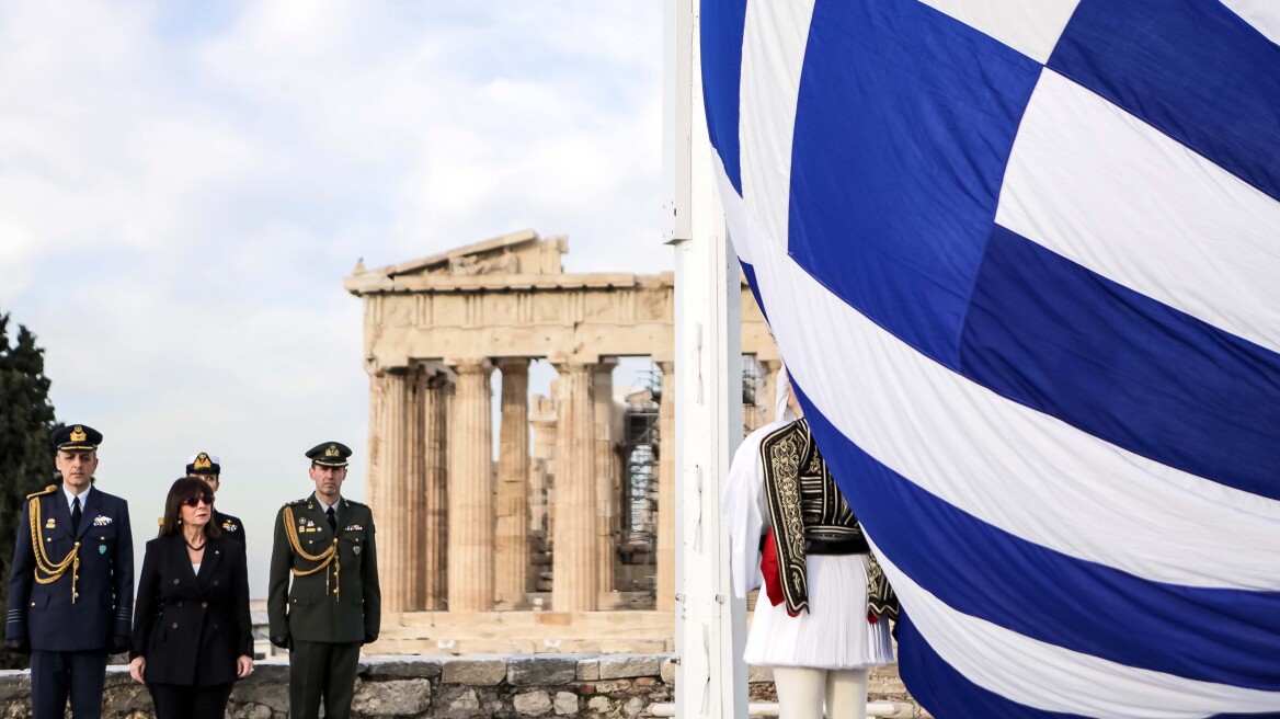  Η Πρόεδρος της Δημοκρατίας στην έπαρση της σημαίας στην Ακρόπολη