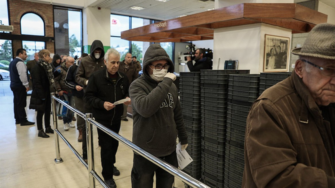 Κορωνοϊός-μέτρα: Με κάρτα και με το... τετραγωνικό στα σούπερ μάρκετ, επιτάσσονται φάρμακα, «με το γάντι» στις λαϊκές