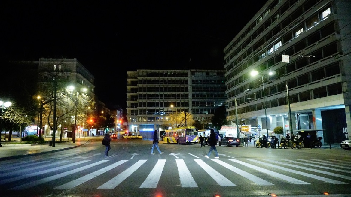 Κορωνοϊός - Αθήνα: Άδεια πόλη - Ελάχιστη η κίνηση στους δρόμους 