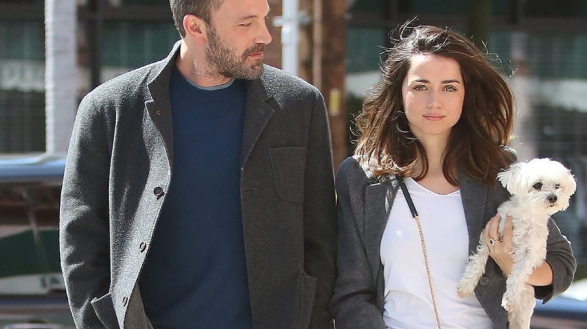 O Ben Affleck και η Ana de Armas επιβεβαιώνουν τη σχέση τους με matching σύνολα στους δρόμους του Λος Άντζελες