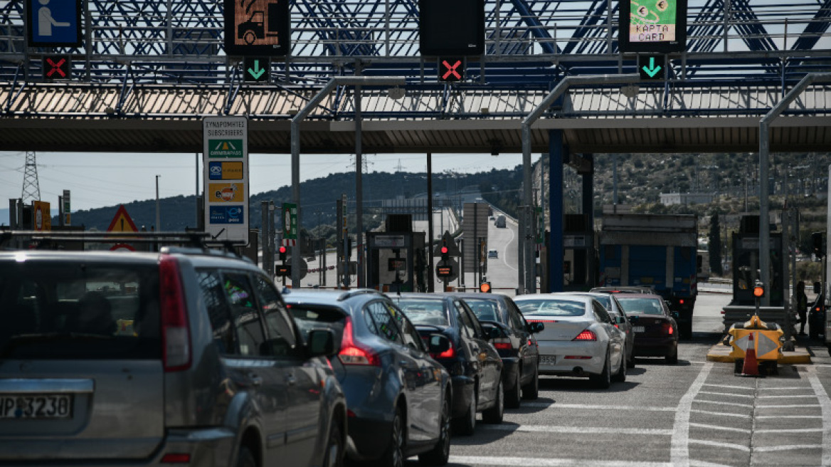 Κορωνοϊός: Ουρές στα διόδια της Ελευσίνας, παρά τις συστάσεις για περιορισμό των μετακινήσεων