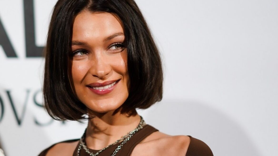 Η Bella Hadid ζητά από τους θαυμαστές της να μείνουν σπίτι με μια topless φωτογραφία