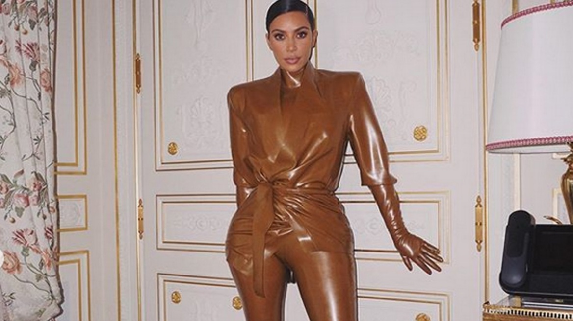 Αυτό το βίντεο με την Kim Kardashian να προσπαθεί να φορέσει ένα latex κορμάκι θα σας κάνει να νιώσετε άβολα