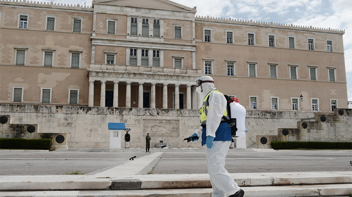 Κορωνοϊός: Συνεργεία ψεκάζουν σε όλο το κέντρο της Αθήνας για απολύμανση - Δείτε φωτογραφίες