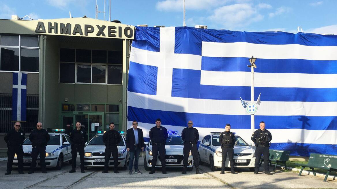 25η Μαρτίου: Eλληνική σημαία 350 τ.μ. «σκέπασε» το δημαρχείο Ελληνικού-Αργυρούπολης