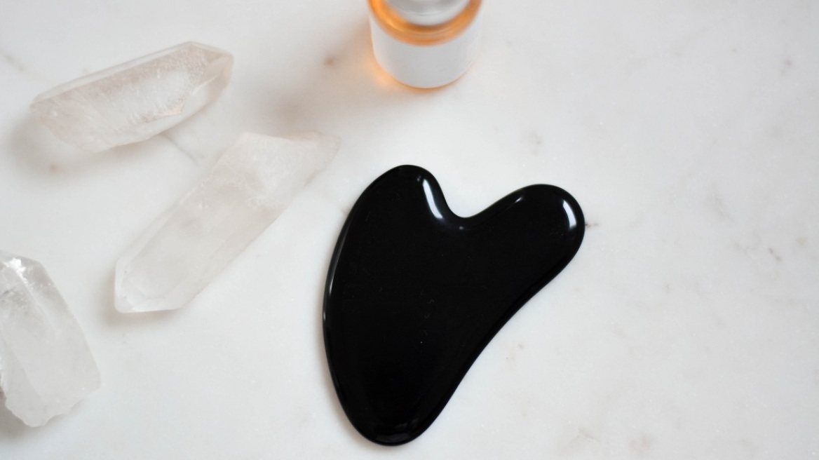 Gua sha – Γιατί έχουν πάθει εμμονή οι γυναίκες με αυτό το skincare εργαλείο;